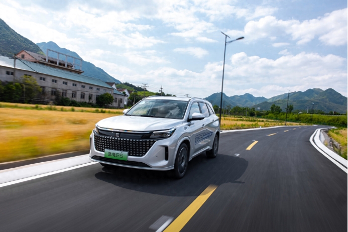 10万出头就能买中型的SUV：电混动力，提供57座，可看蓝电E5